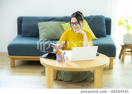 Female Telework PC Smartphone Female Telework PC Smartphone 69584591