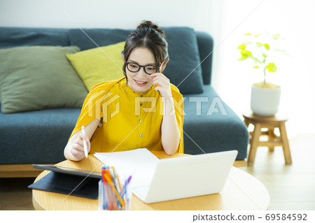 Female Telework PC Smartphone Female Telework PC Smartphone 69584592