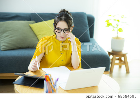 Female Telework PC Smartphone Female Telework PC Smartphone 69584593