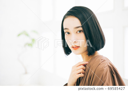 年輕女性（短髮，短髮，中型頭髮）的髮型形象 69585427
