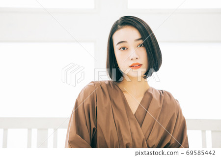 Young women's hairstyle image (short hair, bob, medium hair) 69585442