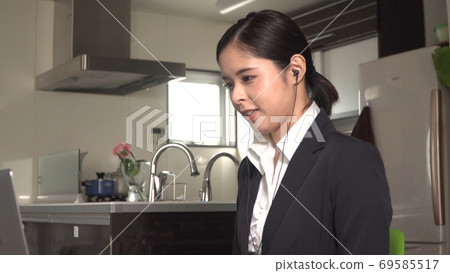 一個女人在家裡做在線面試 一個女人在家裡做在線面試 69585517