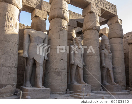 Standing colossal statues of Ramesses II Standing colossal statues of Ramesses II 69585520
