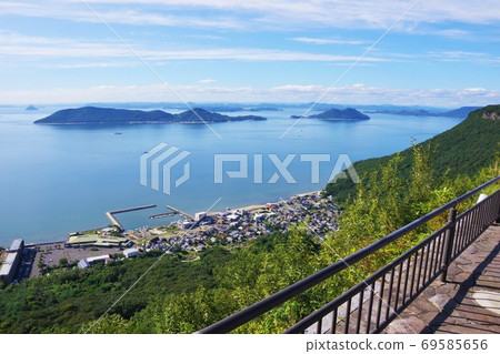 香川縣高松市矢島,從獅子麗岩天文台看到的女子島島(鬼島)和男子島島 香川縣高松市矢島,從獅子麗岩天文台看到的女子島島(鬼島)和男子島島 69585656