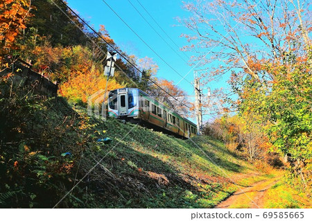 Sendai bound train running near Oku-Nikkawa 69585665