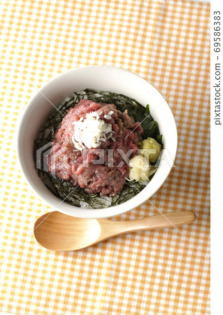 一碗沙丁魚和一個木勺(頂視圖),上面放著切碎的海藻,船上還放有沙丁魚和芥末。 一碗沙丁魚和一個木勺(頂視圖),上面放著切碎的海藻,船上還放有沙丁魚和芥末。 69586383