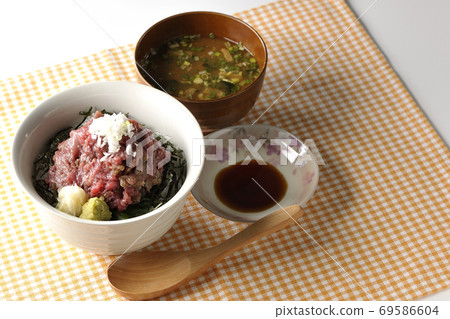 午餐碗上舖有切碎的海藻的壽喜密碗，味mis湯，醬油，木勺 69586604