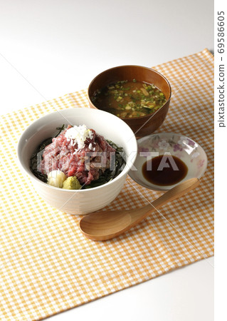 午餐碗上舖有切碎的海藻的壽喜密碗，味mis湯，醬油，木勺 69586605