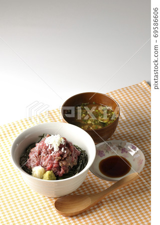 午餐碗上舖有切碎的海藻的壽喜密碗，味mis湯，醬油，木勺 69586606