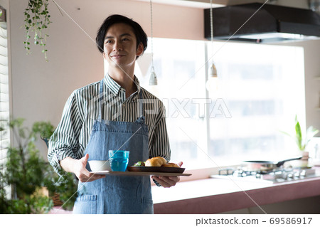 男人在廚房裡準備早餐 69586917