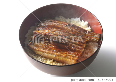 新鮮的鰻魚碗上烤著一隻鰻魚(白色背景) 新鮮的鰻魚碗上烤著一隻鰻魚(白色背景) 69586993