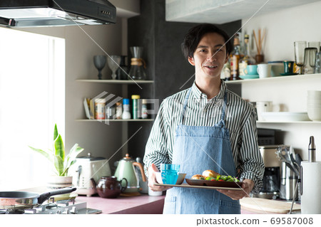 Man preparing breakfast in the kitchen 69587008