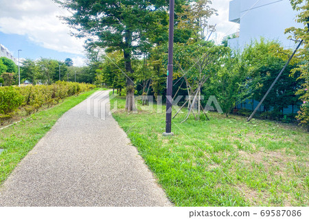 Park's sidewalk 69587086