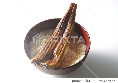 一個熱鰻魚碗,整個鰻魚炒在白色背景上 一個熱鰻魚碗,整個鰻魚炒在白色背景上 69587677