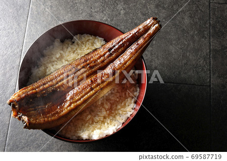 An eel bowl with a whole eel broiled on it (overview) 69587719