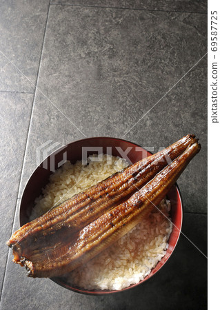An eel bowl with a whole eel broiled on it (overview) An eel bowl with a whole eel broiled on it (overview) 69587725