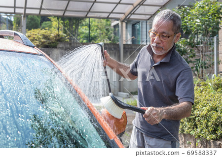 A man washing his car 69588337