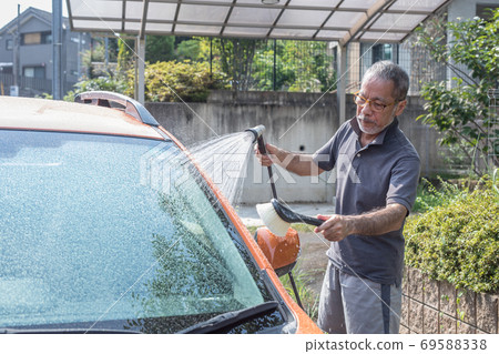 一個男人洗他的車 一個男人洗他的車 69588338