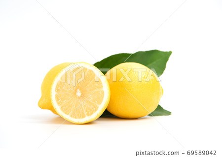 Cut in half and whole lemons isolated on white background Cut in half and whole lemons isolated on white background 69589042
