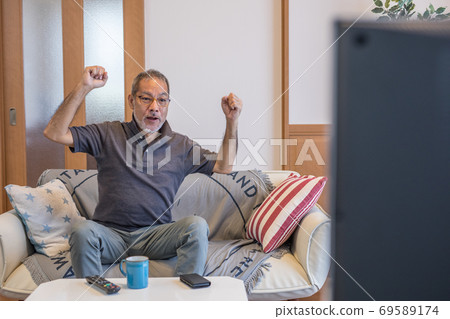 在電視上看體育比賽 69589174