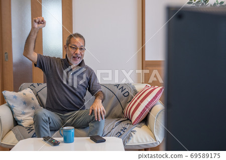 在電視上看體育比賽 在電視上看體育比賽 69589175