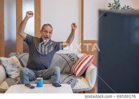 Watching sports on TV Watching sports on TV 69589176