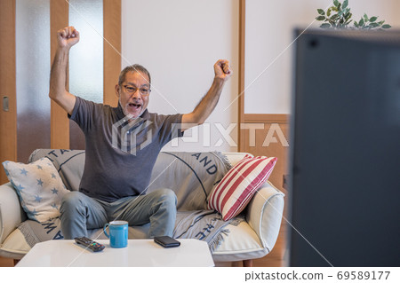 在電視上看體育比賽 在電視上看體育比賽 69589177