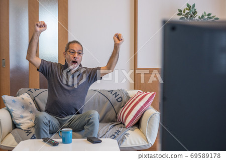 Watching sports on TV Watching sports on TV 69589178