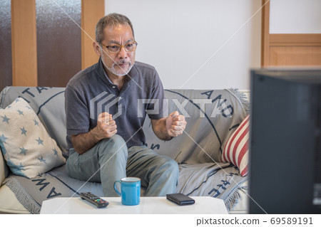 Watching sports on TV Watching sports on TV 69589191
