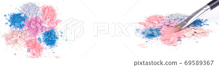 Professional make-up brush on eyeshadows palette 69589367