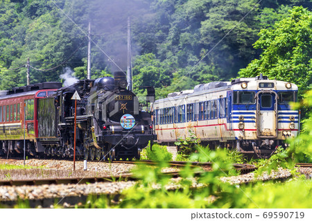 Kiha alongside the SL Banetsu Monogatari, Aga Town, Niigata Prefecture 69590719