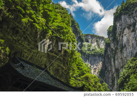 Chinese pagoda in Wulong National Park 69592055