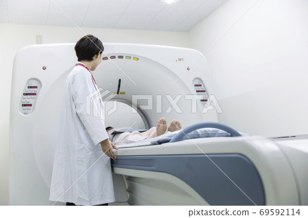 接受CT檢查的中年婦女和放射科醫生 69592114