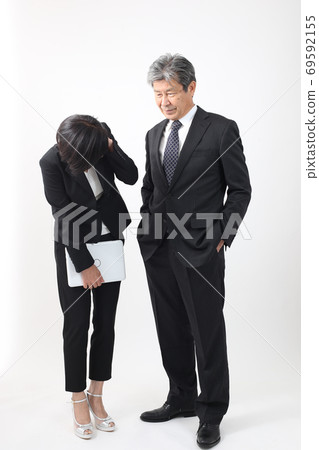 收集公司中的日常場景（老闆和下屬）與兩個人交談商業場景 69592155