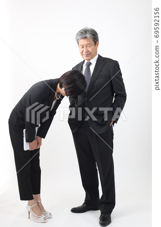 Collection of daily scenes at the company (boss and subordinates) Conversation with two people Business scene 69592156