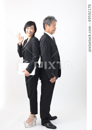 Collection of daily scenes at the company (boss and subordinates) Conversation with two people Business scene 69592176