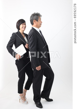 收集公司中的日常場景（老闆和下屬）與兩個人交談商業場景 69592178