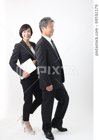 收集公司中的日常場景（老闆和下屬）與兩個人交談商業場景 69592179