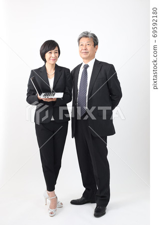 Collection of daily scenes at the company (boss and subordinates) Conversation with two people Business scene 69592180