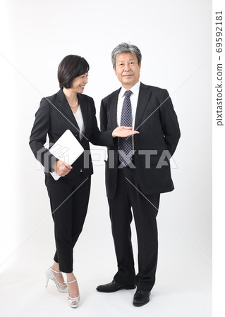 收集公司中的日常場景（老闆和下屬）與兩個人交談商業場景 69592181