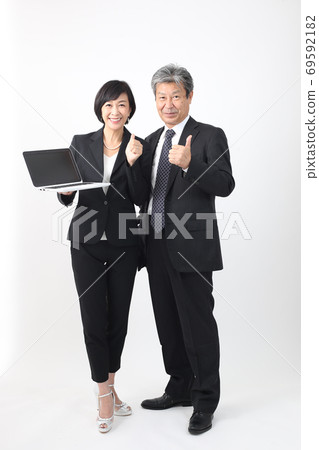 收集公司中的日常場景（老闆和下屬）與兩個人交談商業場景 69592182
