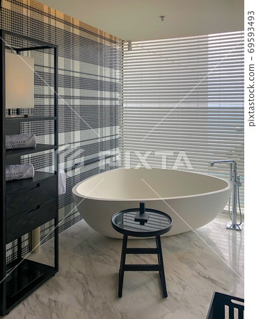 基於海外酒店黑白相間的現代浴室 69593493