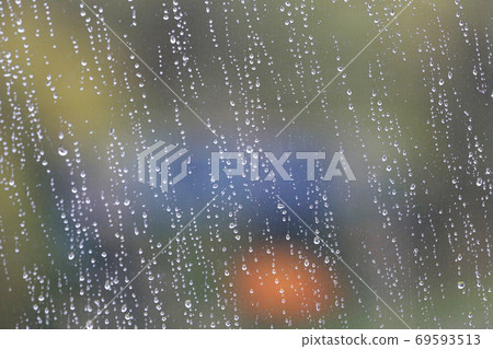 雨滴流過窗戶玻璃 雨滴流過窗戶玻璃 69593513