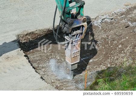 道路施工液壓破碎錘破碎作業 道路施工液壓破碎錘破碎作業 69593659
