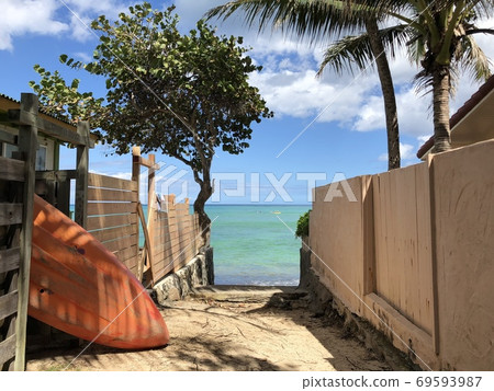 Back alley leading to the sea 69593987