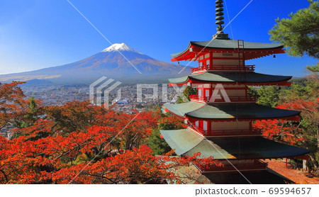 [山梨縣]富士山和櫻花的秋葉（信倉富士淺間神社） 69594657