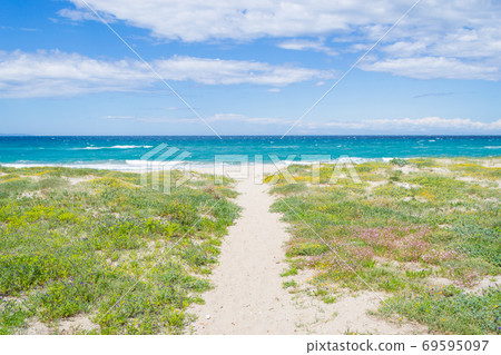 Platamona shore in spring 69595097
