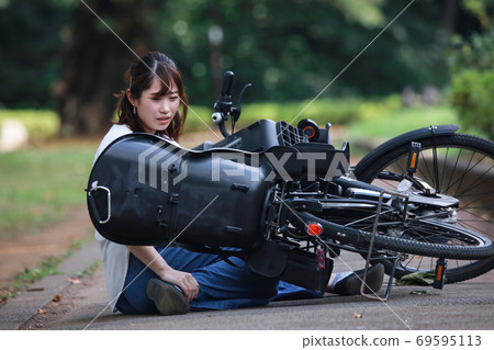 Woman falling down on a bicycle 69595113