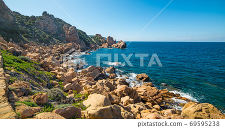 Clear sky over the coast 69595238
