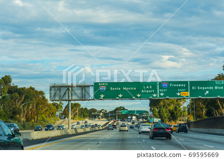 Traffic in 405 freeway northbound 69595669